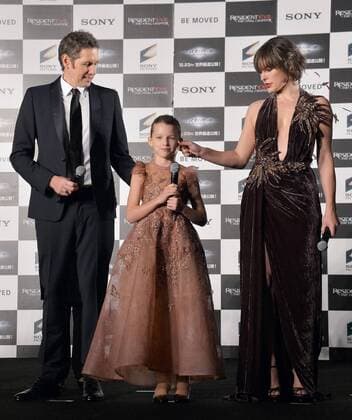 Weltpremiere Resident Evil: The Final Chapter in Tokio (L-R)Director Paul W.S. Anderson, his daughter Ever Anderson and actress Milla Jovovich attend the world premiere for the film Resident Evil: The Final Chapter in Tokyo, Japan on December 13, 2016.  TKP2016121302 KEIZOxMORI