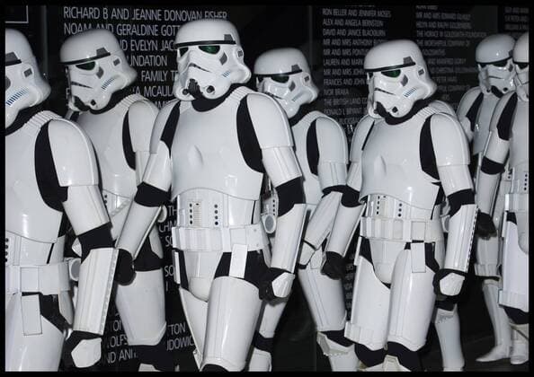 Bilder des Tages Filmpremiere Rogue One: A Star Wars Story in London . 13 12 2016. London, United Kingdom. Storm Troopers arrive at the launch. ROGUE ONE: A STAR WARS STORY launch event at The Tate Modern, London, UK.  xBenxStevensx xi-Imagesx IIM-14021-0020