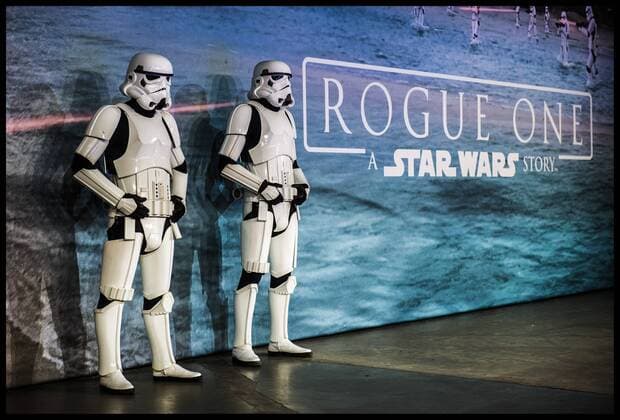 Themen der Woche KW50 Bilder des Tages Filmpremiere Rogue One: A Star Wars Story in London . 13 12 2016. London, United Kingdom. Storm Troopers. ROGUE ONE: A STAR WARS STORY launch event at The Tate Modern, London, UK.  xBenxStevensx xi-Imagesx IIM-14021-0034