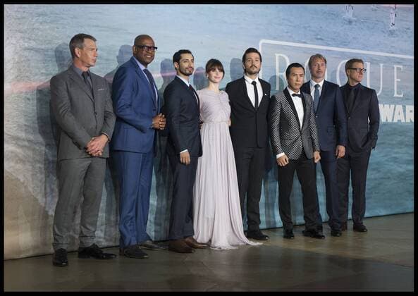 Themen der Woche Bilder des Tages Filmpremiere Rogue One: A Star Wars Story in London . 13 12 2016. London, United Kingdom. (l-r) Ben Mendelssohn, Forest Whitaker, Riz Ahmed, Felicity Jones, Diego Luna, Donnie Yen, Mads Mikkelsen and Alan Tudyk. ROGUE ONE: A STAR WARS STORY launch event at The Tate Modern, London, UK.  xBenxStevensx xi-Imagesx IIM-14021-0035
