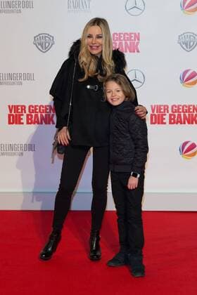 Xenia Seeberg mit Sohn Philipp-Elias - Weltpremiere von VIER GEGEN DIE BANK im CineStar Kino im Sony Center in Berlin am 13.12.2016. Premiere VIER GEGEN DIE BANK