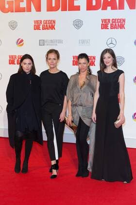 Antje Traue, Claudia Michelsen, Jana Pallaske und Alexandra Maria Lara - Weltpremiere von VIER GEGEN DIE BANK im CineStar Kino im Sony Center in Berlin am 13.12.2016. Premiere VIER GEGEN DIE BANK