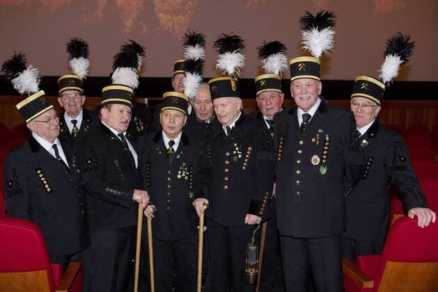 Essen Bergarbeiter (Kumpel) im Kinosaal der Lichtburg in Uniformen, Filmpremiere WDR-Doku Schicht im Schacht , Lichtburg Essen, 13.12.2016, Copyright: xDeutzmann Eibner-Pressefotox EP_CDN