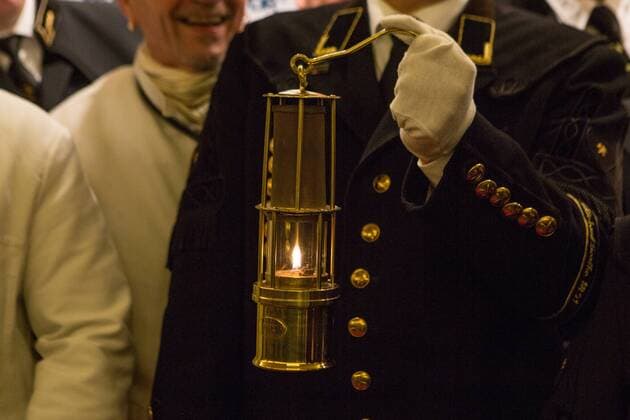 Essen Kumpel haelt eine Grubenlampe, Filmpremiere WDR-Doku Schicht im Schacht , Lichtburg Essen, 13.12.2016, Copyright: xDeutzmann Eibner-Pressefotox EP_CDN