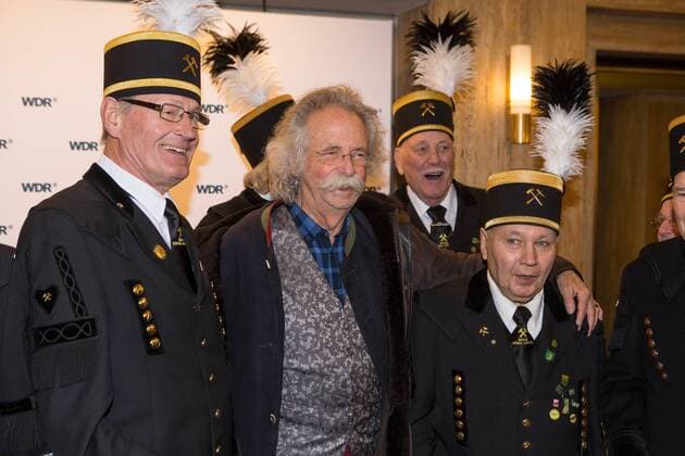 Essen Jean Puetz (Wissenschaftsjournalist) mit Bergarbeitern, Filmpremiere WDR-Doku Schicht im Schacht , Lichtburg Essen, 13.12.2016, Copyright: xDeutzmann Eibner-Pressefotox EP_CDN