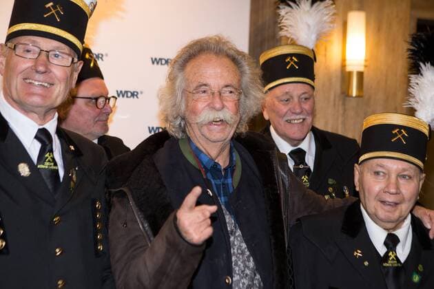 Essen Jean Puetz (Wissenschaftsjournalist) mit Bergarbeitern, Filmpremiere WDR-Doku Schicht im Schacht , Lichtburg Essen, 13.12.2016, Copyright: xDeutzmann Eibner-Pressefotox EP_CDN