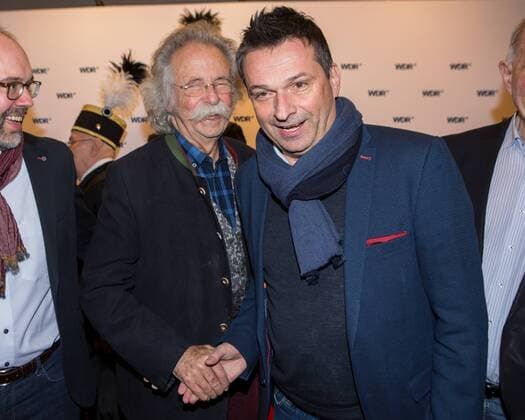 Essen Jean Puetz (Wissenschaftsjournalist) schuettelt die Hand von Christian Heidel (Sportdirektor, FC Schalke 04), Filmpremiere WDR-Doku Schicht im Schacht , Lichtburg Essen, 13.12.2016, Copyright: xDeutzmann Eibner-Pressefotox EP_CDN