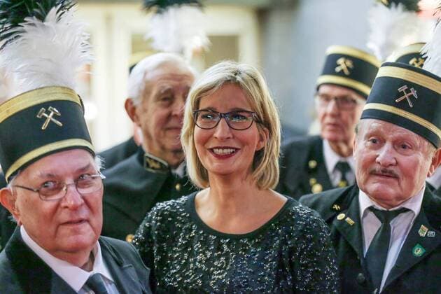 Essen Yvonne Willicks (Fernsehmoderatorin, Hauswirtschaftsmeisterin und Buchautorin) inmitten von Bergarbeitern in historischen Uniformen, Filmpremiere WDR-Doku Schicht im Schacht , Lichtburg Essen, 13.12.2016, Copyright: xDeutzmann Eibner-Pressefotox EP_CDN