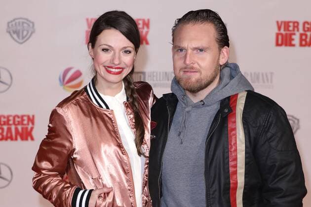 Julia Hartmann und Axel Stein bei der Film Premiere von Vier gegen die Bank am 13.12.2016 in Berlin Vier gegen die Bank Filmpremiere in Berlin, 2016 