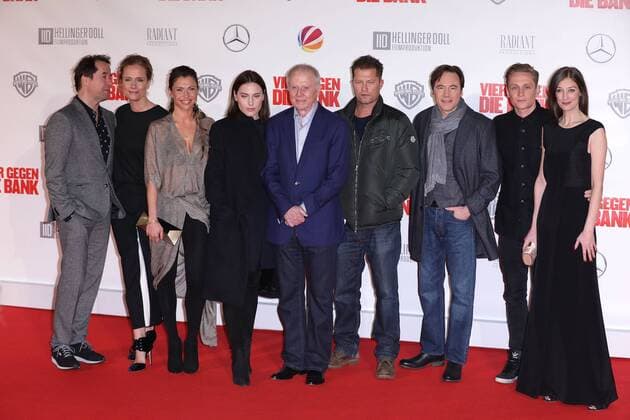 Bilder des Tages Jan Josef Liefers, Claudia Michelsen, Jana Pallaske, Antje Traue, Wolfgang Petersen, Til Schweiger, Michael Bully Herbig, Matthias Schweighöfer und Alexandra Maria Lara bei der Film Premiere von Vier gegen die Bank am 13.12.2016 in Berlin Vier gegen die Bank Filmpremiere in Berlin, 2016 