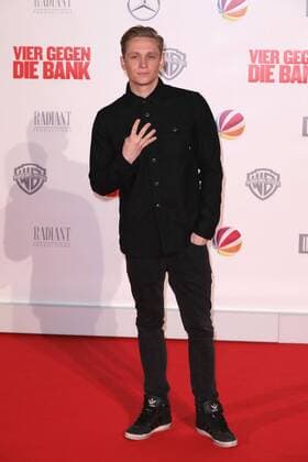 Mattias Schweighöfer bei der Film Premiere von Vier gegen die Bank am 13.12.2016 in Berlin Vier gegen die Bank Filmpremiere in Berlin, 2016 