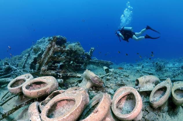 Taucher an Toilettenarmaturen am Wrack der Yolanda, Shark Reef, Yolanda Reef, Nationalpark Ras Mohammed, Scharm El-Scheich, Rotes Meer, Ägypten, Afrika Copyright: imageBROKER AndreyxNekrasov iblaaa04386973.jpg