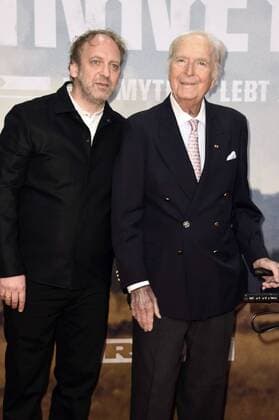 Martin Böttcher mit Belgeitung bei der Premiere des Fernsehfilms Winnetou - Eine neue Welt im Delphi Filmpalast. Berlin, 14.12.2016 Foto:xF.xKernx xFuturexImage