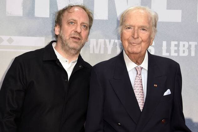 Martin Böttcher mit Belgeitung bei der Premiere des Fernsehfilms Winnetou - Eine neue Welt im Delphi Filmpalast. Berlin, 14.12.2016 Foto:xF.xKernx xFuturexImage