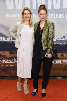 Lea Marlen Woitack mit Begleitung bei der Premiere des Fernsehfilms Winnetou - Eine neue Welt im Delphi Filmpalast. Berlin, 14.12.2016 Foto:xF.xKernx xFuturexImage