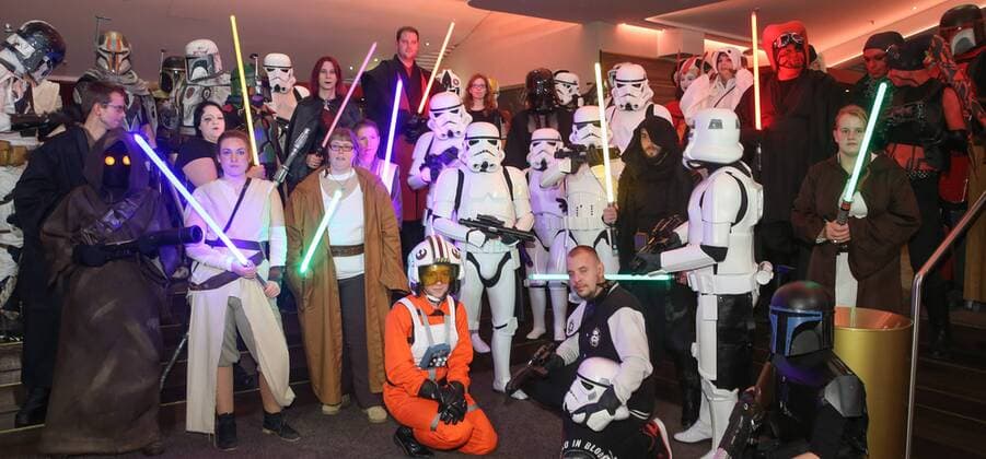 Themen der Woche KW50 Bilder des Tages Star Wars Fans erwarten die Rogue One Premiere in Hannover Kostümierte vom Star-Wars-Fan-Klub The Northern Outpost begrüßen Besucher im ASTOR Grand Cinema Hannover, zur Premiere des neuen Films Rogue One: A Star Wars Story 2016,