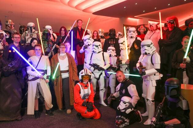 Star Wars Fans erwarten die Rogue One Premiere in Hannover Kostümierte vom Star-Wars-Fan-Klub The Northern Outpost begrüßen Besucher im ASTOR Grand Cinema Hannover, zur Premiere des neuen Films Rogue One: A Star Wars Story 2016,