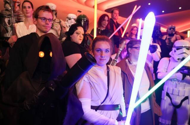 Star Wars Fans erwarten die Rogue One Premiere in Hannover Kostümierte vom Star-Wars-Fan-Klub The Northern Outpost begrüßen Besucher im ASTOR Grand Cinema Hannover, zur Premiere des neuen Films Rogue One: A Star Wars Story 2016,