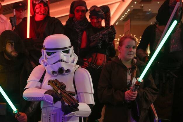 Star Wars Fans erwarten die Rogue One Premiere in Hannover Kostümierte vom Star-Wars-Fan-Klub The Northern Outpost begrüßen Besucher im ASTOR Grand Cinema Hannover, zur Premiere des neuen Films Rogue One: A Star Wars Story 2016,