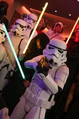 Star Wars Fans erwarten die Rogue One Premiere in Hannover Kostümierte vom Star-Wars-Fan-Klub The Northern Outpost begrüßen Besucher im ASTOR Grand Cinema Hannover, zur Premiere des neuen Films Rogue One: A Star Wars Story 2016,
