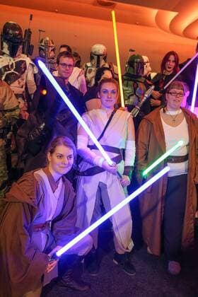 Star Wars Fans erwarten die Rogue One Premiere in Hannover Kostümierte vom Star-Wars-Fan-Klub The Northern Outpost begrüßen Besucher im ASTOR Grand Cinema Hannover, zur Premiere des neuen Films Rogue One: A Star Wars Story 2016,