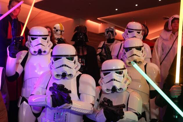 Star Wars Fans erwarten die Rogue One Premiere in Hannover Kostümierte vom Star-Wars-Fan-Klub The Northern Outpost begrüßen Besucher im ASTOR Grand Cinema Hannover, zur Premiere des neuen Films Rogue One: A Star Wars Story 2016,