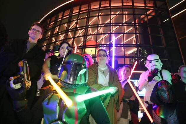 Kostümierte vom Star-Wars-Fan-Klub The Northern Outpost begrüßen Besucher im ASTOR Grand Cinema Hannover, zur Premiere des neuen Films Rogue One: A Star Wars Story 2016,