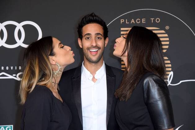 Sami Slimani mit seinen Schwestern Dounia und Lamiya PLACE TO B INFLUENCER AWARD im Axel Springer Haus in Berlin am 15.12.2016