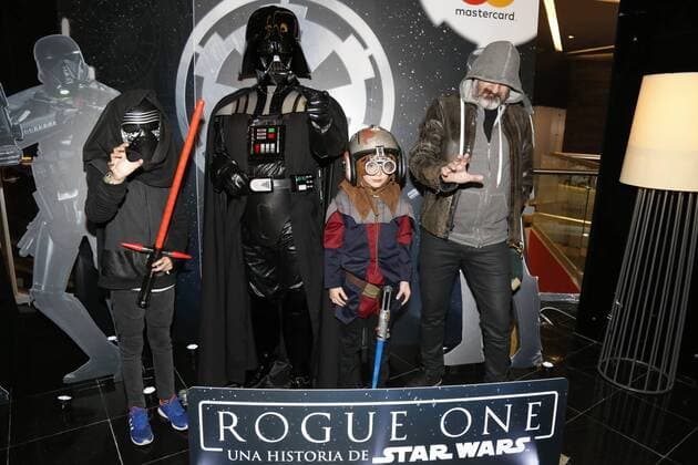 Star Wars Fans erwarten die Rogue One Premiere in Mexiko-Stadt December 15, 2016 - Mexico - EUM20161215ESP04.JPG.CIUDAD DE MEXICO CinemaCine-Star Wars.- Aspectos del estreno de la pelicula Rogue One, de la saga Star Wars, proyectada en la Plaza Antara, norponiente de esta capital, 15 de diciembre de 2016.  - ZUMAu78_ 20161215_zaf_u78_009