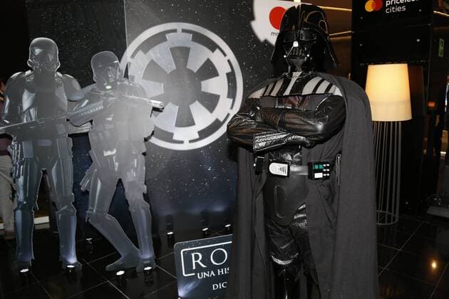 Star Wars Fans erwarten die Rogue One Premiere in Mexiko-Stadt December 15, 2016 - Mexico - EUM20161215ESP05.JPG.CIUDAD DE MEXICO CinemaCine-Star Wars.- Aspectos del estreno de la pelicula Rogue One, de la saga Star Wars, proyectada en la Plaza Antara, norponiente de esta capital, 15 de diciembre de 2016.  - ZUMAu78_ 20161215_zaf_u78_010