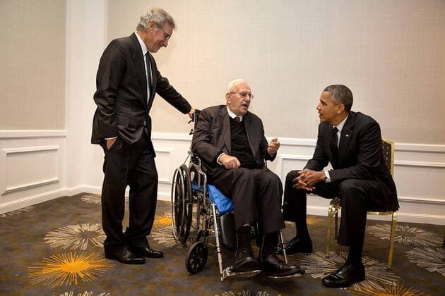 73. Berlinale, Steven Spielberg erhält den Goldenen Ehrenbären für sein Lebenswerk May 7, 2014 - Los Angeles, CA, United States of America - US President Barack Obama visits with Steven Spielberg and his father Arnold Spielberg May 7, 2014 in Los Angeles, California. Barack Hussein Obama II (born August 4, 1961) is the 44th President of the United States. He is the first African American to be elected to office and the first president born outside the contiguous United States. Born in Honolulu, Hawaii, Obama is a graduate of Columbia University and Harvard Law School. He worked as a civil rights attorney and taught constitutional law at the University of Chicago Law School from 1992 to 2004. While serving three terms representing the 13th District in the Illinois Senate from 1997 to 2004, he ran unsuccessfully in the Democratic primary for the United States House of Representatives in 2000. Los Angeles United States of America - ZUMAz03_ 20140507_shx_z03_945