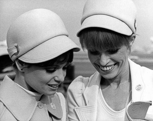 Coffee, Tea Or Me, Fernsehfilm, USA 1973, Regie: Norman Panama, Darsteller: Karen Valentine (links), Louise Lasser Copyright: IFTN UnitedArchives05743