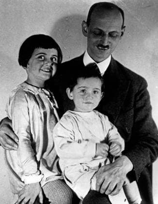 IMAGO ICONS: Anne Frank Anne Frank Remembered, Großbritannien USA Niederlande 1995, Regie: Jon Blair, Dokumentation, Otto Frank mit seinen Töchtern Margot (links) und Anne auf seinem Schoß. Copyright: IFTN UnitedArchives06035