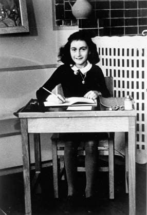 IMAGO ICONS: Anne Frank Anne Frank Remembered, Großbritannien USA Niederlande 1995, Regie: Jon Blair, Dokumentation: Anne Frank beim Schreiben. Copyright: IFTN UnitedArchives06039