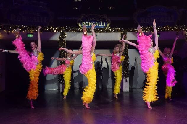 Tänzerinnen bei der Premiere des 13. Roncalli Weihnachtscircus im Tempodrom. Berlin, 16.12.2016 Foto:xT.xBartillax xFuturexImage