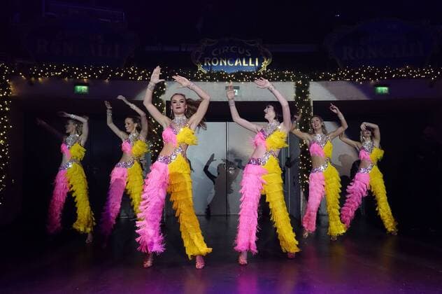 Tänzerinnen bei der Premiere des 13. Roncalli Weihnachtscircus im Tempodrom. Berlin, 16.12.2016 Foto:xT.xBartillax xFuturexImage