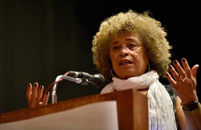 Berühmte Feministinnen, Angela Davis MUMBAI, INDIA - DECEMBER 16: American feminist, activist and author Angela Davis addresses during the 8th Anuradha Ghandy Memorial Lecture at K C College auditorium, on December 16, 2016 in Mumbai, India. Tracing links between the African-American fight for equal rights in the US and the similar fight for Dalit rights across India, Davis began her talk by discussing how one of the most noteworthy developments in recent years was that women were finally being recognised as leaders of social movements. Davis also appealed to Indian President Pranab Mukherjee to repeal the Armed Forces (Special Powers) Act in Jammu and Kashmir. (Photo by Arijit Sen Hindustan Times ) American Feminist And Author Angela Davis Addresses At The 8th Anuradha Ghandy Memorial Lecture In Mumbai