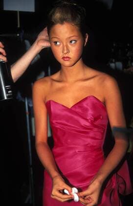 K18109SJ.JILL STUART SPRING 2001 FASHION SHOW AT BRYANT PARK NEW YORK CI TY 09-21-2000.DEVON AOKI. SARA JAYE WEISS- - ZUMAg49_ 20080321_gaf_g49_036