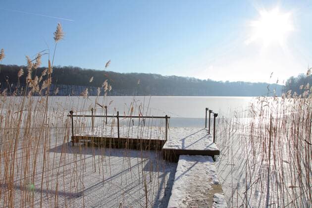 Verschneiter Steg am zugefrorenen Liepnitzsee