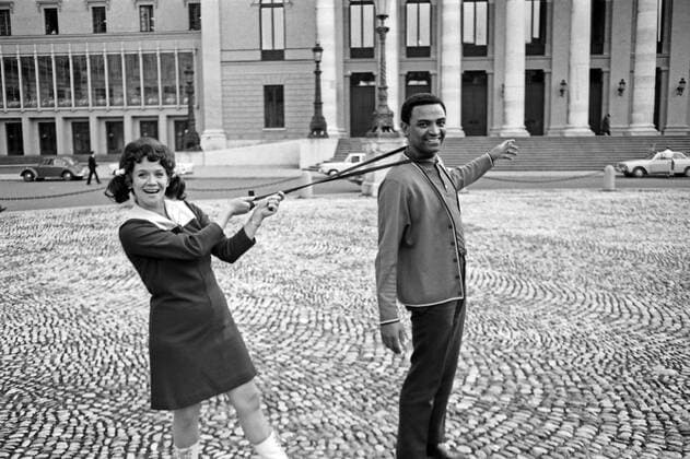 Die Schauspielerin und Sängerin Lotti Krekel mit Sänger Gene Williams in München, Deutschland 1960er Jahre. Singer and actress Lotti Krekel with singer Gene Williams at Munich, Germany 1960s. 24x36swNeg321 Lotti Krekel, Gene Williams Copyright: HeinzxBrowers UnitedArchives2005675