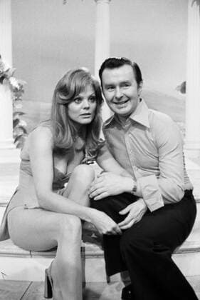 Die Schauspieler Ernst H. Hilbich und Christiane Rücker bei einer Fernsehproduktion im Studio in München, Deutschland 1970er Jahre. Actors Ernst H. Hilbich and Christiane Ruecker at a TV show set while producing at the studio in Munich, Germany 1970s. 24x36swNegVMS71 Fernsehproduktion Copyright: HeinzxBrowers UnitedArchives2008409
