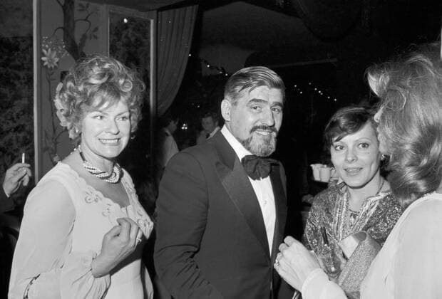 Der deutsche Schauspieler Mario Adorf mit Ehemann Michael Verhoeven beim Deutschen Filmball am 16.01.1976 in München, Deutschland 1970er Jahre. German actor Mario Adorf at the Deutscher Filmball on January 16th 1976 at Munich, Germany 1970s. 24x36swNegV117 Deutscher Filmball München 1976 Copyright: HeinzxBrowers UnitedArchives2008703