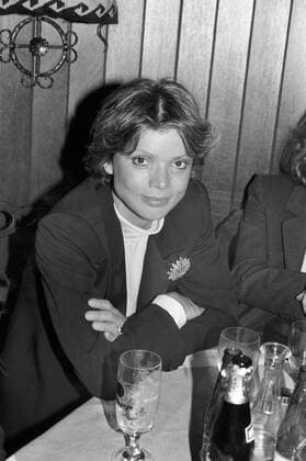 Die deutsche Schauspielerin Uschi Glas bei der Premierenfeier des Theaterstücks Italienische Hochzeit , Deutschland 1980er Jahre. German actress Uschi Glas at the party of the premiere of the play Italienische Hochzeit , Germany 1980s. 24x36swNegV194 Premierenfeier Italienische Hochzeit Copyright: HeinzxBrowers UnitedArchives2009080
