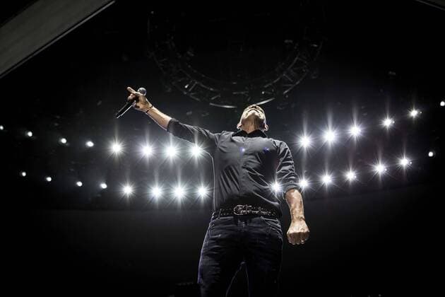 Themen der Woche Italy: Eros Ramazzotti performs live in Milan The Italian pop singer and song-writer Eros Ramazzotti pictured on stage as he performs at Mediolanum Forum in Assago Milan Italy.  RobertoxFinizio