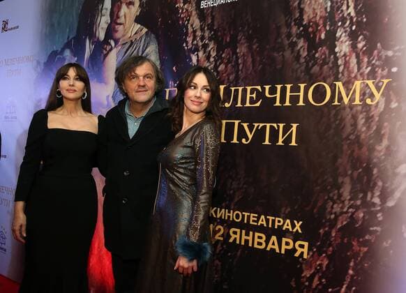 On the Milky Road Filmpremiere in Moskau MOSCOW, RUSSIA - DECEMBER 21, 2016: Actress Monica Bellucci, film director Emir Kusturica, and actress Sloboda Micalovic (L-R) at the Moscow premiere of Emir Kusturica s new film On the Milky Road. Vyacheslav Prokofyev TASS  TS03C2D4