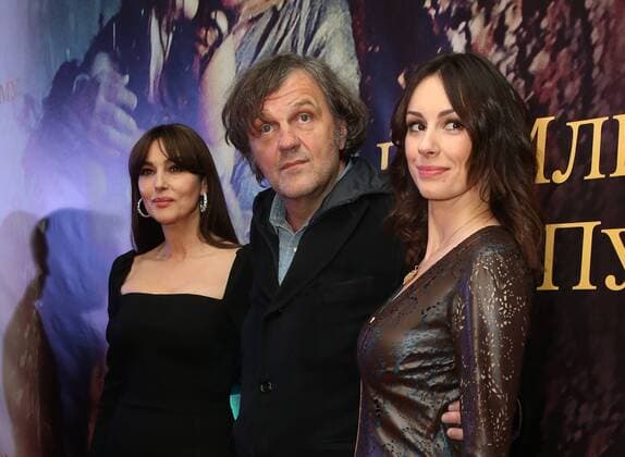 Bilder des Tages On the Milky Road Filmpremiere in Moskau MOSCOW, RUSSIA - DECEMBER 21, 2016: Actress Monica Bellucci, film director Emir Kusturica, and actress Sloboda Micalovic (L-R) at the Moscow premiere of Emir Kusturica s new film On the Milky Road. Vyacheslav Prokofyev TASS  TS03C2D5
