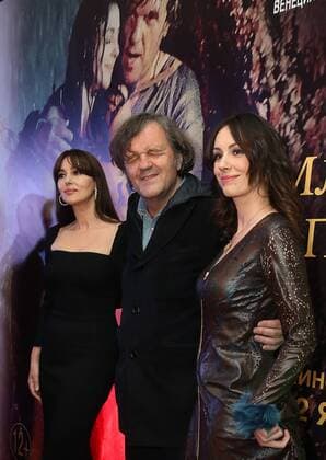 On the Milky Road Filmpremiere in Moskau MOSCOW, RUSSIA - DECEMBER 21, 2016: Actress Monica Bellucci, film director Emir Kusturica, and actress Sloboda Micalovic (L-R) at the Moscow premiere of Emir Kusturica s new film On the Milky Road. Vyacheslav Prokofyev TASS  TS03C2D6
