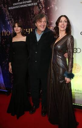 On the Milky Road Filmpremiere in Moskau MOSCOW, RUSSIA - DECEMBER 21, 2016: Actress Monica Bellucci, film director Emir Kusturica, and actress Sloboda Micalovic (L-R) at the Moscow premiere of Emir Kusturica s new film On the Milky Road. Vyacheslav Prokofyev TASS  TS03C2D7