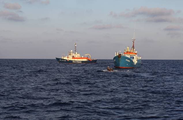 Seenotrettung von Bootsflüchtlingen vor der libyschen Küste Zivile Seenotrettung von Bootsflüchtlingen im Mittelmeer vor Libyen. Hier: Die Schiffe SEA-WATCH 2 der deutschen NGO Sea Watch und Iuventa der NGO Jugend rettet auf hoher See. Mittelmeer, vor libyscher Küste, Internationale Gewässer, 30.10.2016 . Copyright: JOKER AlexanderxStein JOKER161124417623
