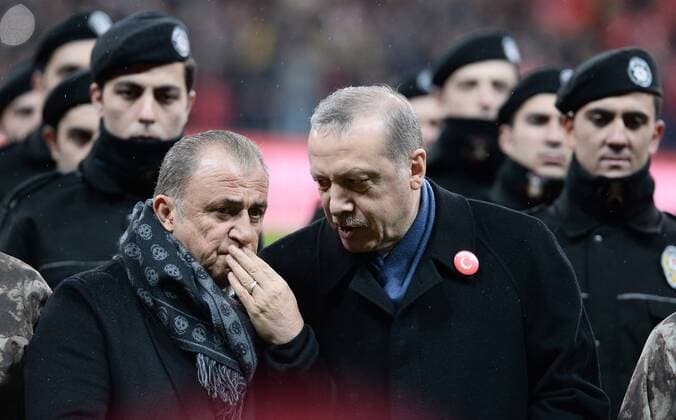 Charity-Match zugunsten der Hinterbliebenen der Opfer der kürzlichen Terroranschläge in Istanbul und Kayseri. Am Fußballspiel, das vom Türkischen Fußballverband organisiert war, nahmen zwei All-Star-Teams der Türkischen Superliga teil. - Turkey s President Recep Tayyip Erdogan, gestures as he talks prior to a soccer match between Turkey s soccer stars against terrorism, in Istanbul, Thursday, Dec. 22, 2016. Pictured: Recep Tayyip Erdogan and Fatih Terim 